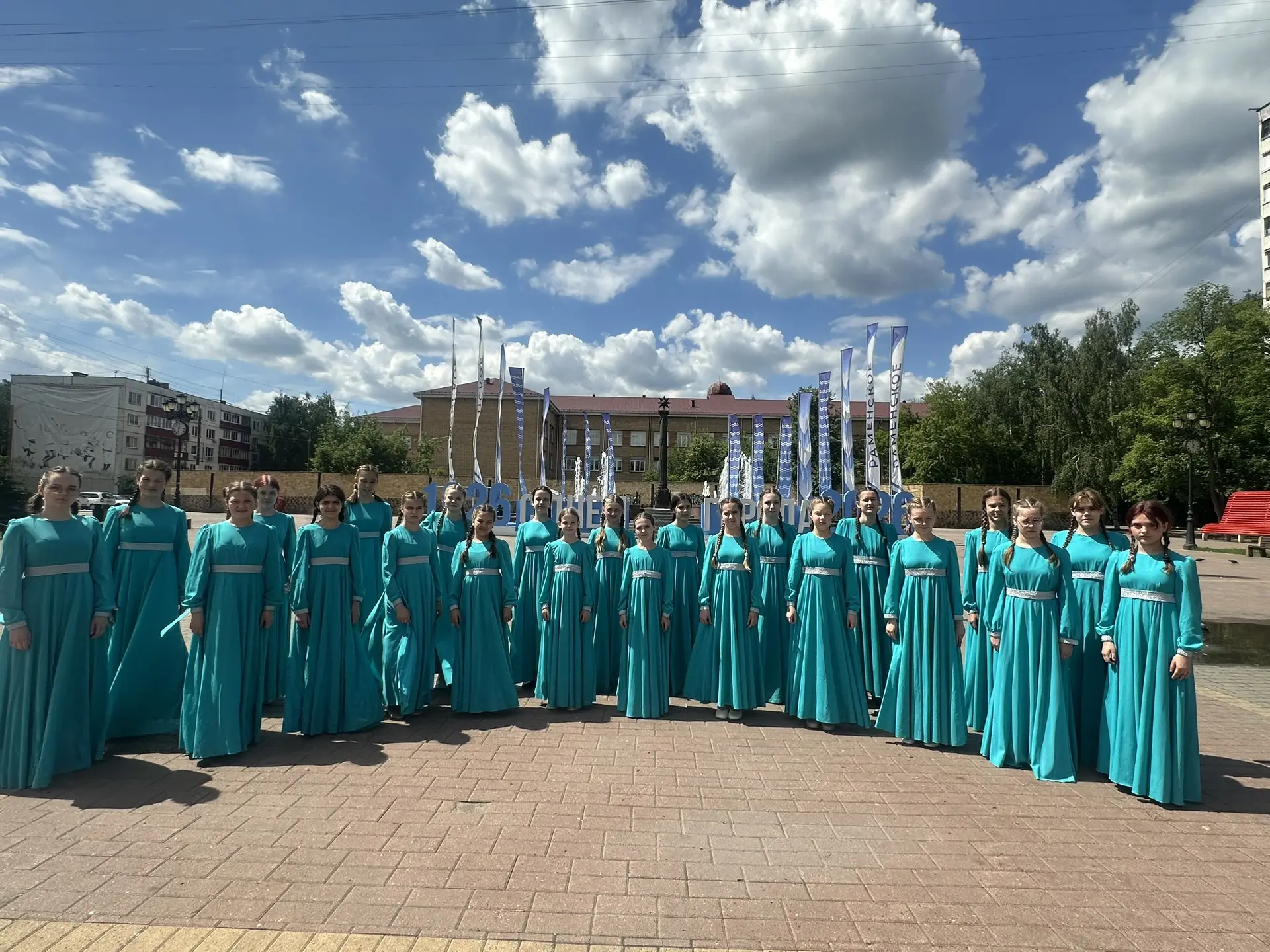 Доброе утро, друзья!🌹

Вчера наш СТАРШИЙ ХОР (рук.Ашуева Н.В.) принял участие в очень необычном для