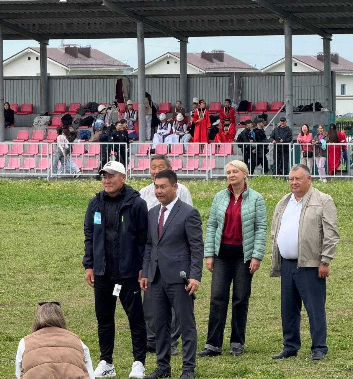 Какие оригинальные подарки приготовили лучшим тренерам - куртки с надписью Эхирит-Булаг...
