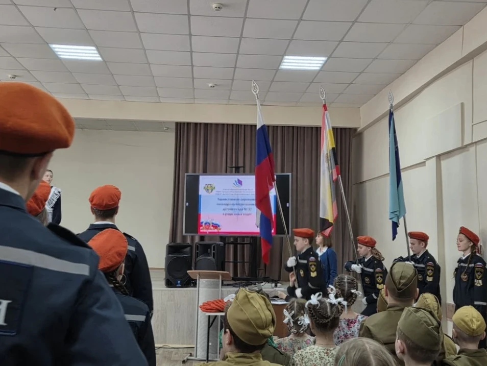 В школе № 49 состоялось торжественное посвящение в кадеты МЧС воспитанников детского сада №37   18 в