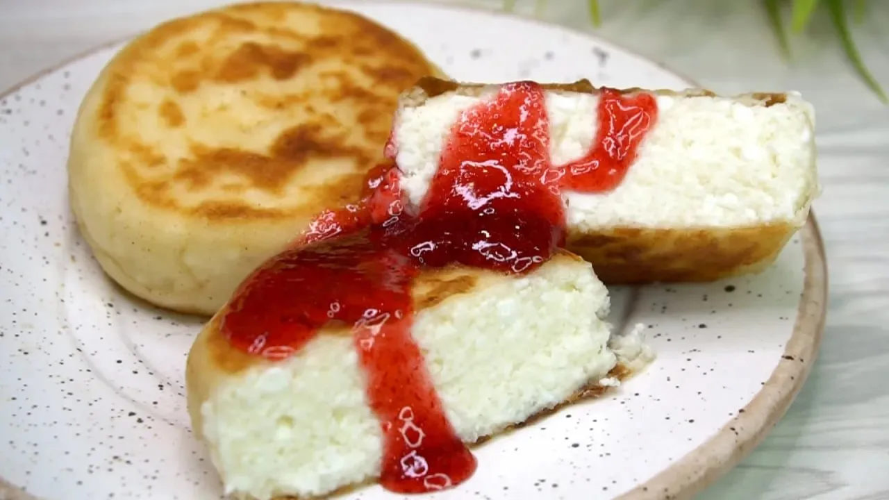 ИДЕАЛЬНЫЕ СЫРНИКИ — НЕ РАСПЛЫВАЮТСЯ, ПЫШНЫЕ, С ТВОРОЖНЫМ ВКУСОМ!