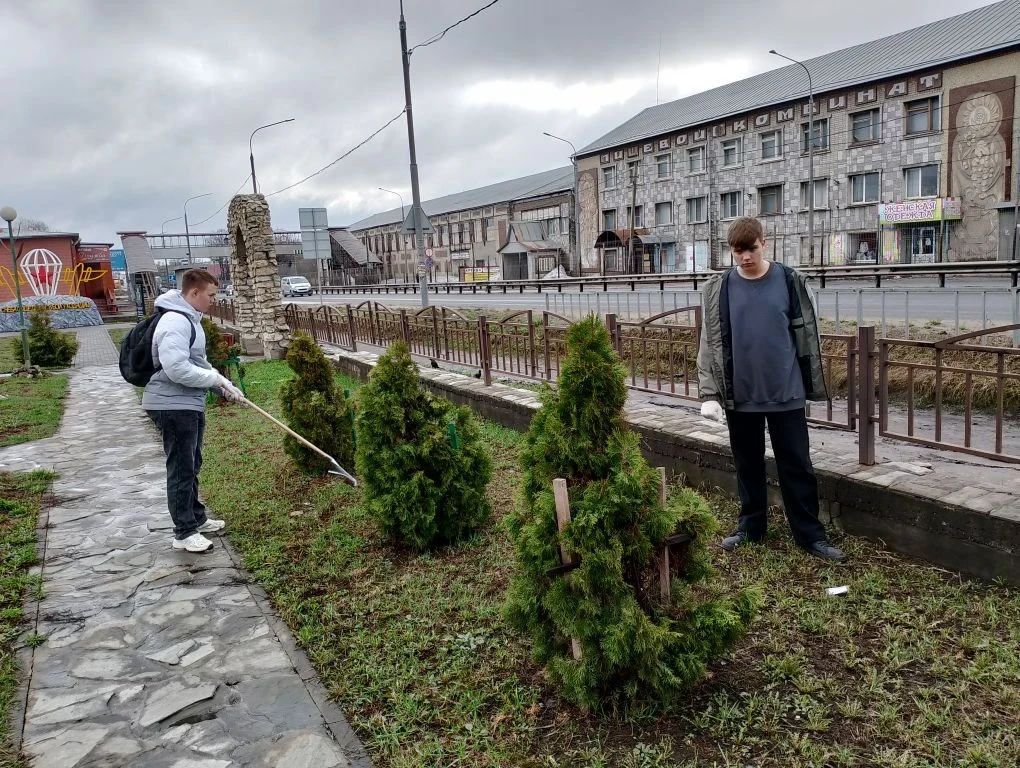 🕊️ Честь и память: как 10-классники наводили порядок в Сквере памяти воинам-интернационалистам  Пока