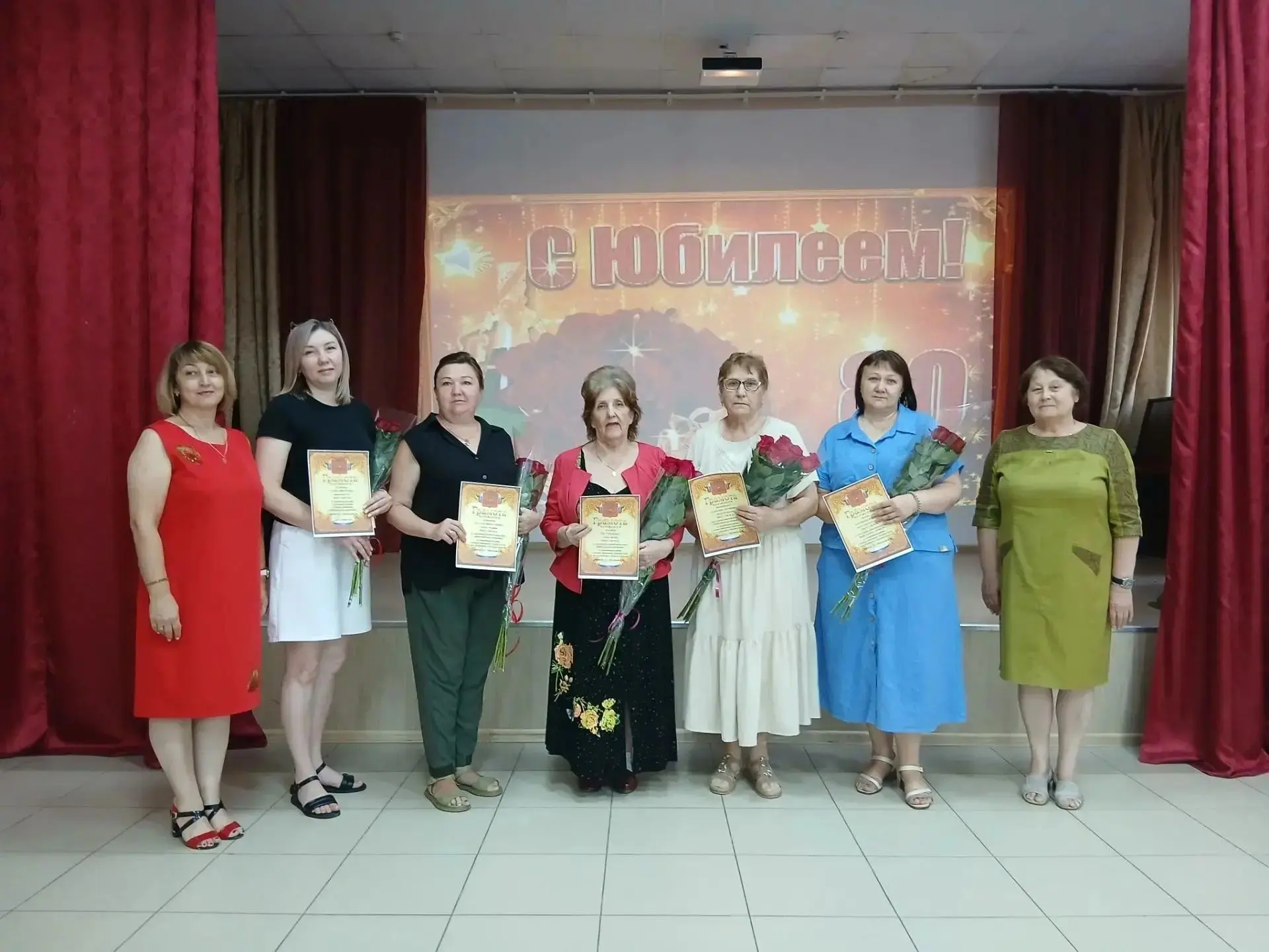25 августа коллектив школы чествовал учителей, отметивших недавно 80 летние юбилеи, Мир...