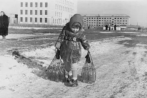 Девочка идёт сдавать бутылки от молока. СССР, 1965 г.