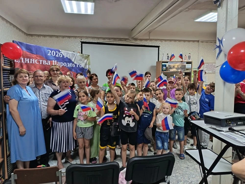С размахом прошла праздничная тематическая программа «Родиной горжусь!» в  центральной районной библ