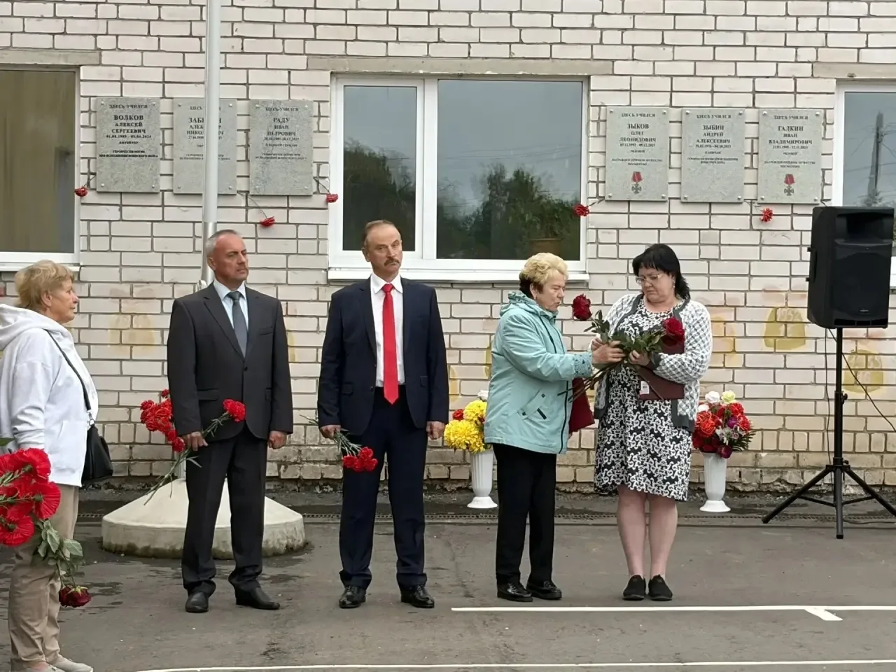 О памятной доске герою