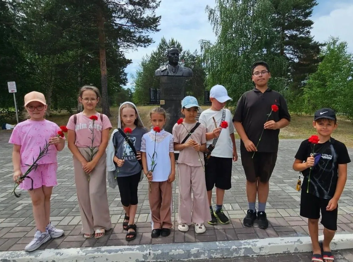 22 июня, в День памяти и скорби, воспитанники лагеря приняли участие в памятном мероприятии — ребята