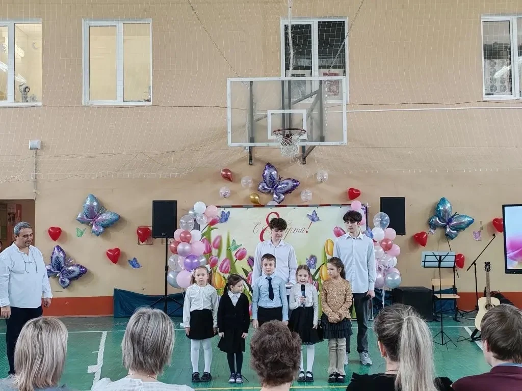 🎉✨ Праздники мужества и нежности: как мы отметили 23 Февраля и 8 Марта в нашей школе! ✨💖  В самом на