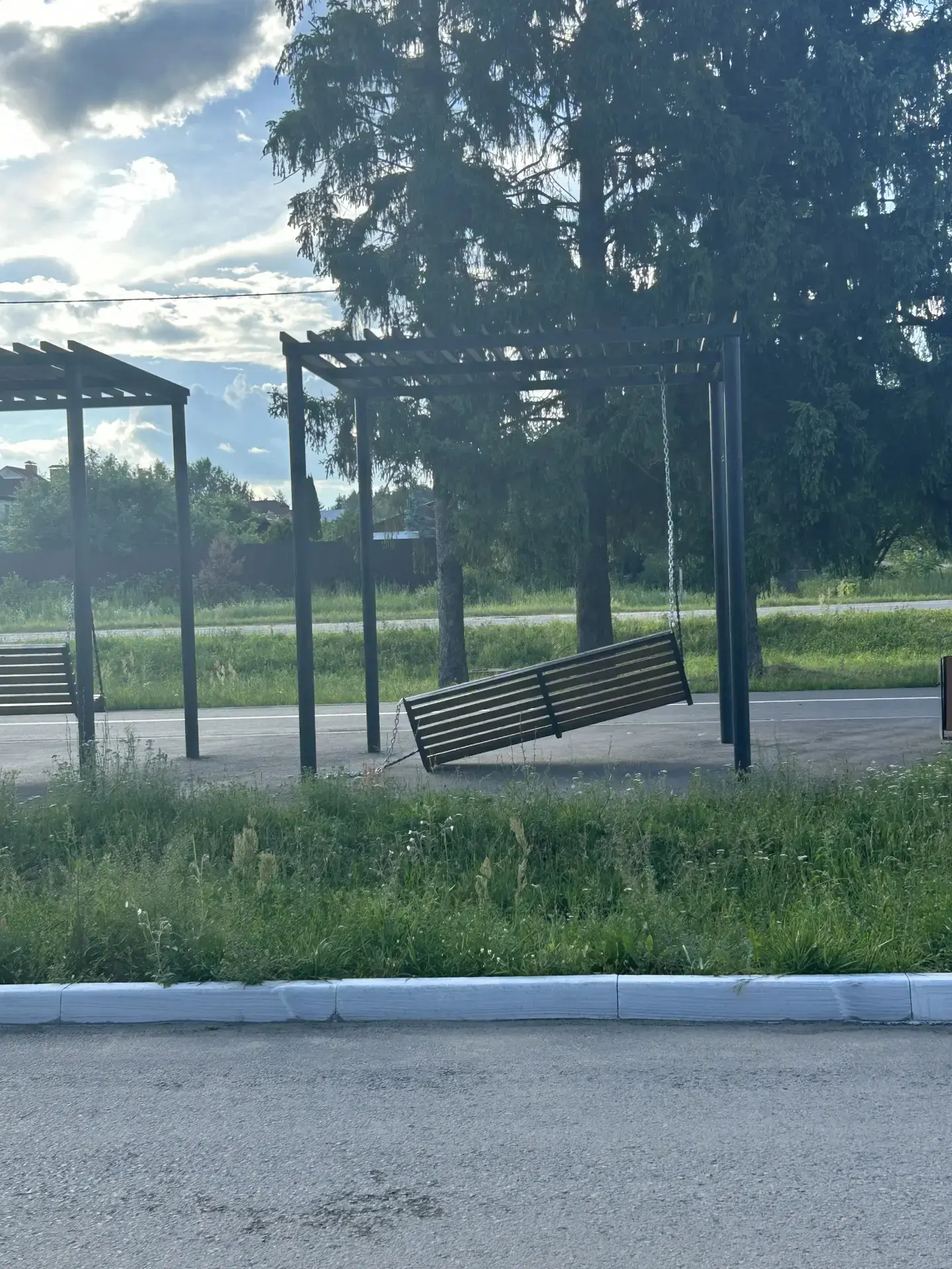 Вандализм в Жукове: пострадали общественные качели.😔