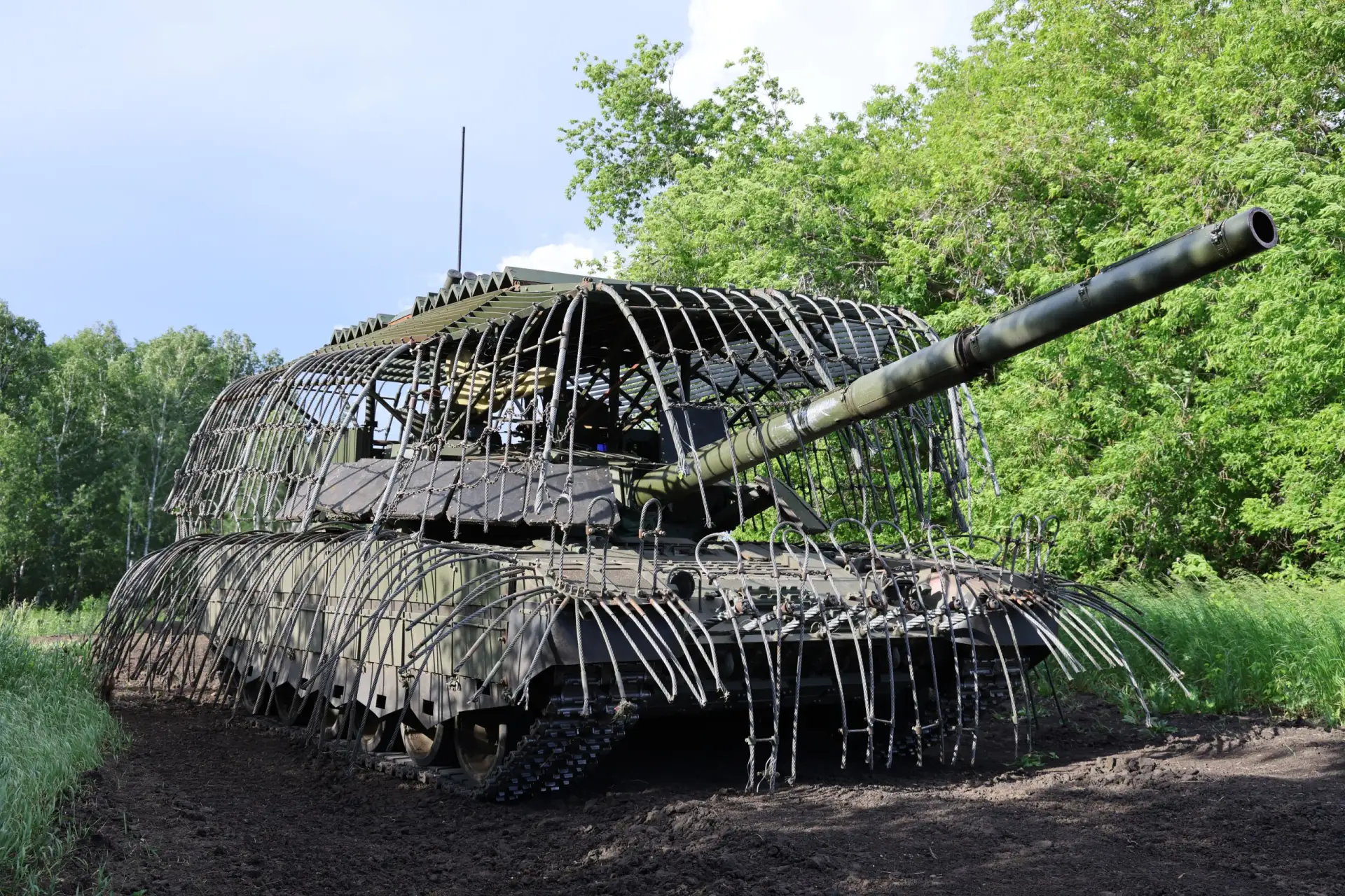 🛡  Уралвагонзавод начал серийное производство антидроновой защиты для танков Т‑80БВМ