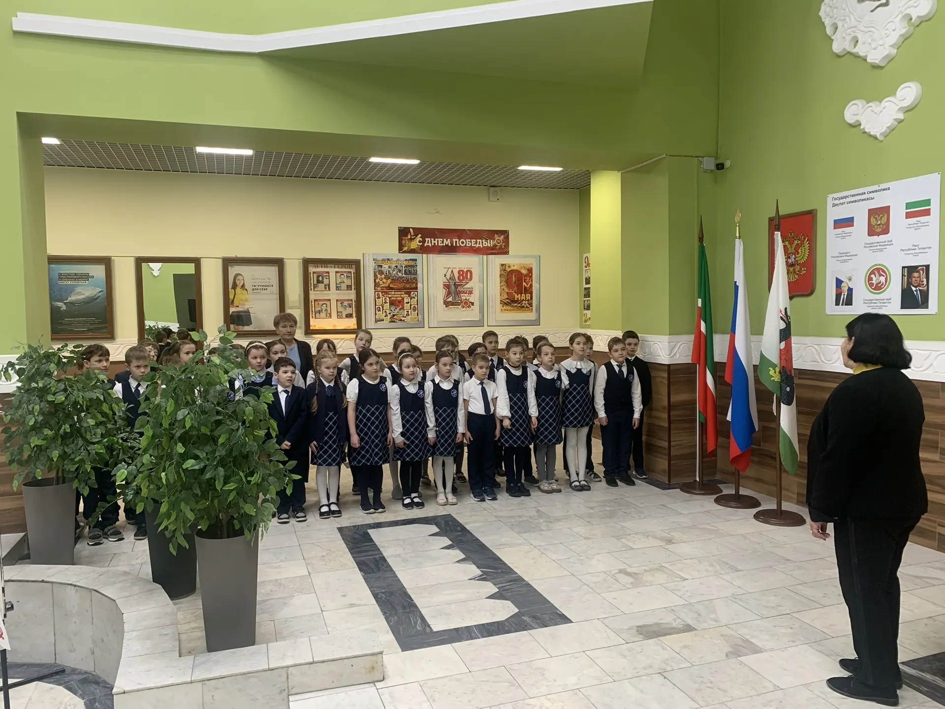 🇷🇺 НАЧАЛО УЧЕБНОЙ НЕДЕЛИ  Учебная неделя началась с торжественного поднятия государственных флагов Р