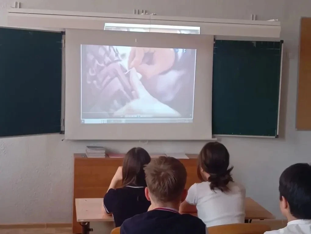 🎶 Любимая музыка в наушниках, яркие афиши в городе, дизайн одежды и предметов, сайты и приложения, к