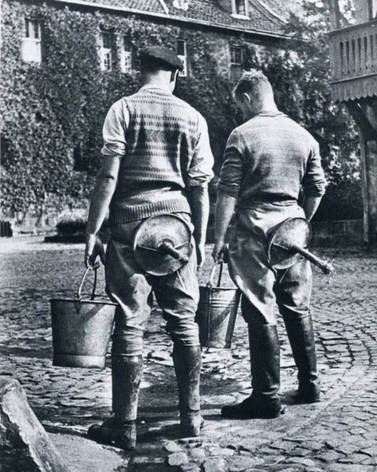 Дояры со специальными стульями для дойки
Германия, 1934 г.