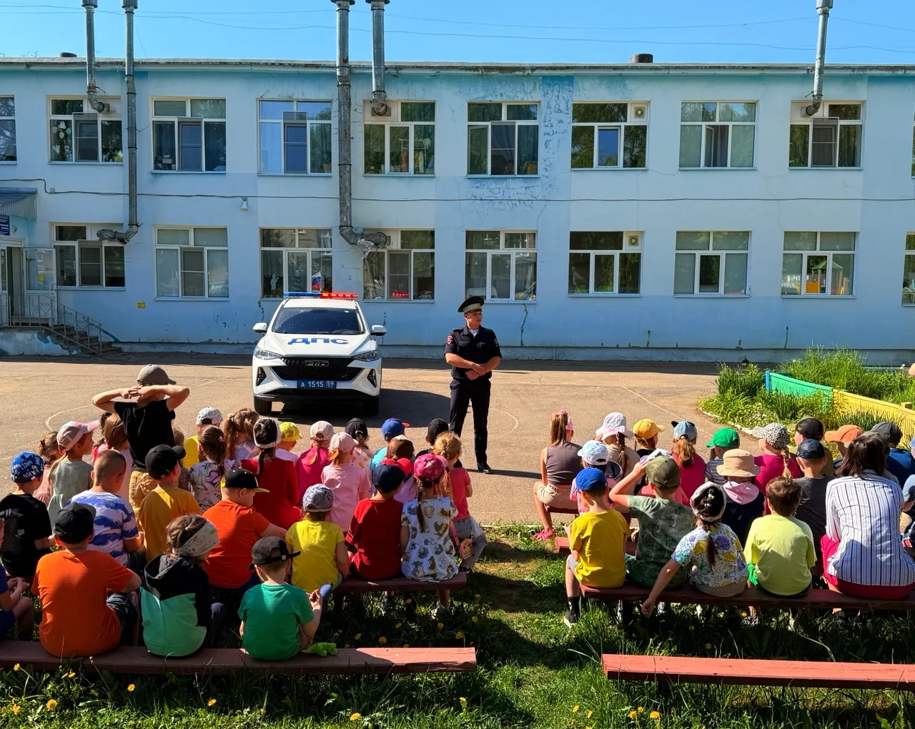 В Чайковском сотрудники Госавтоинспекции и общественники знакомят дошкольников с ПДД и ...