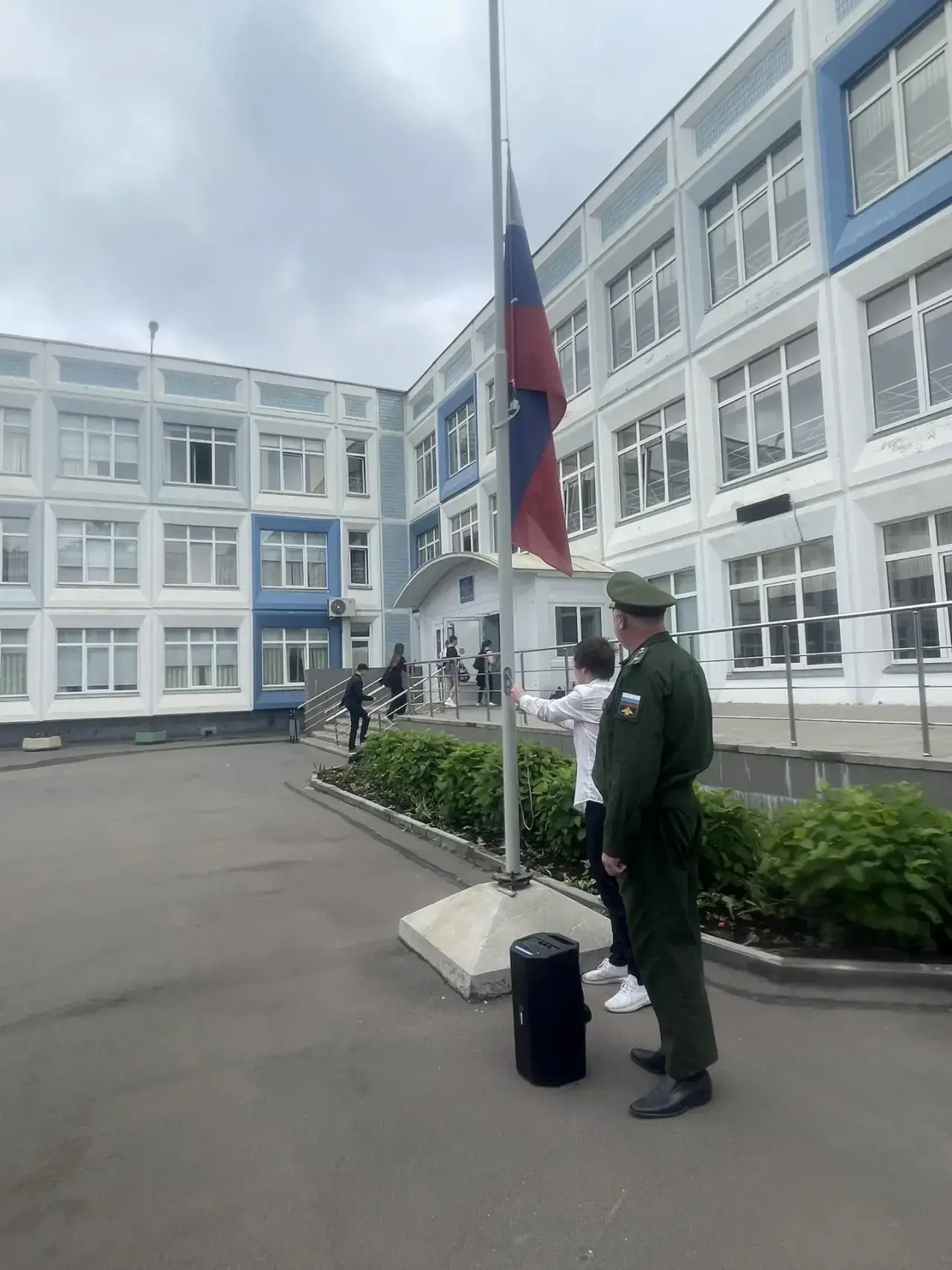 🇷🇺 Понедельник начинается с традиций  В нашей школе новая учебная неделя традиционно началась с торж