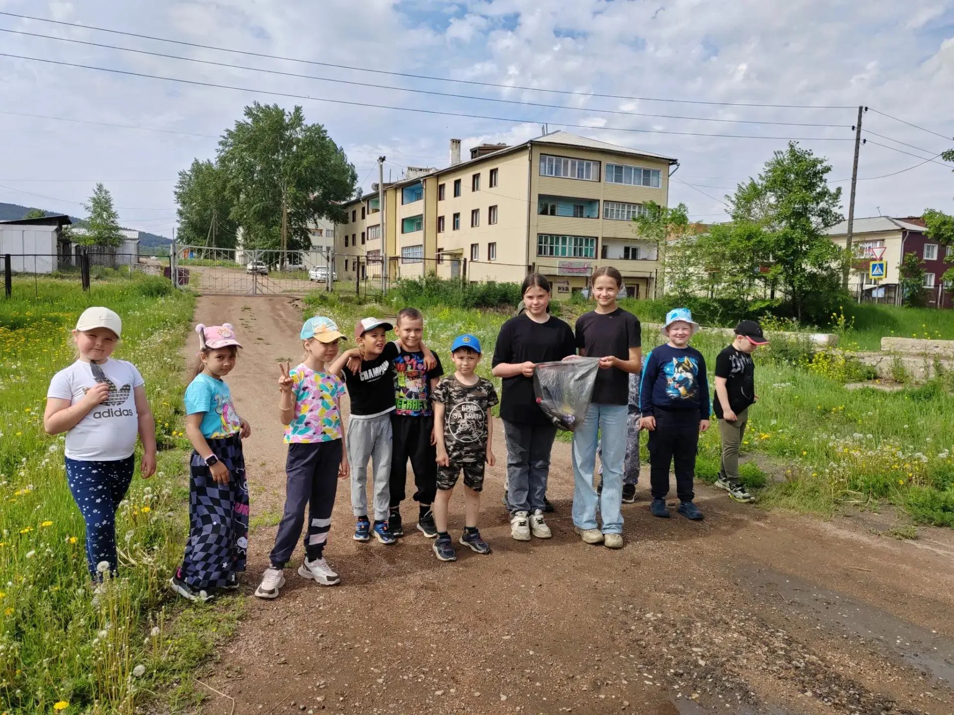 🌱 Забота о своём пространстве — важная часть нашего лагерного лета!

Мы не просто весело и познават