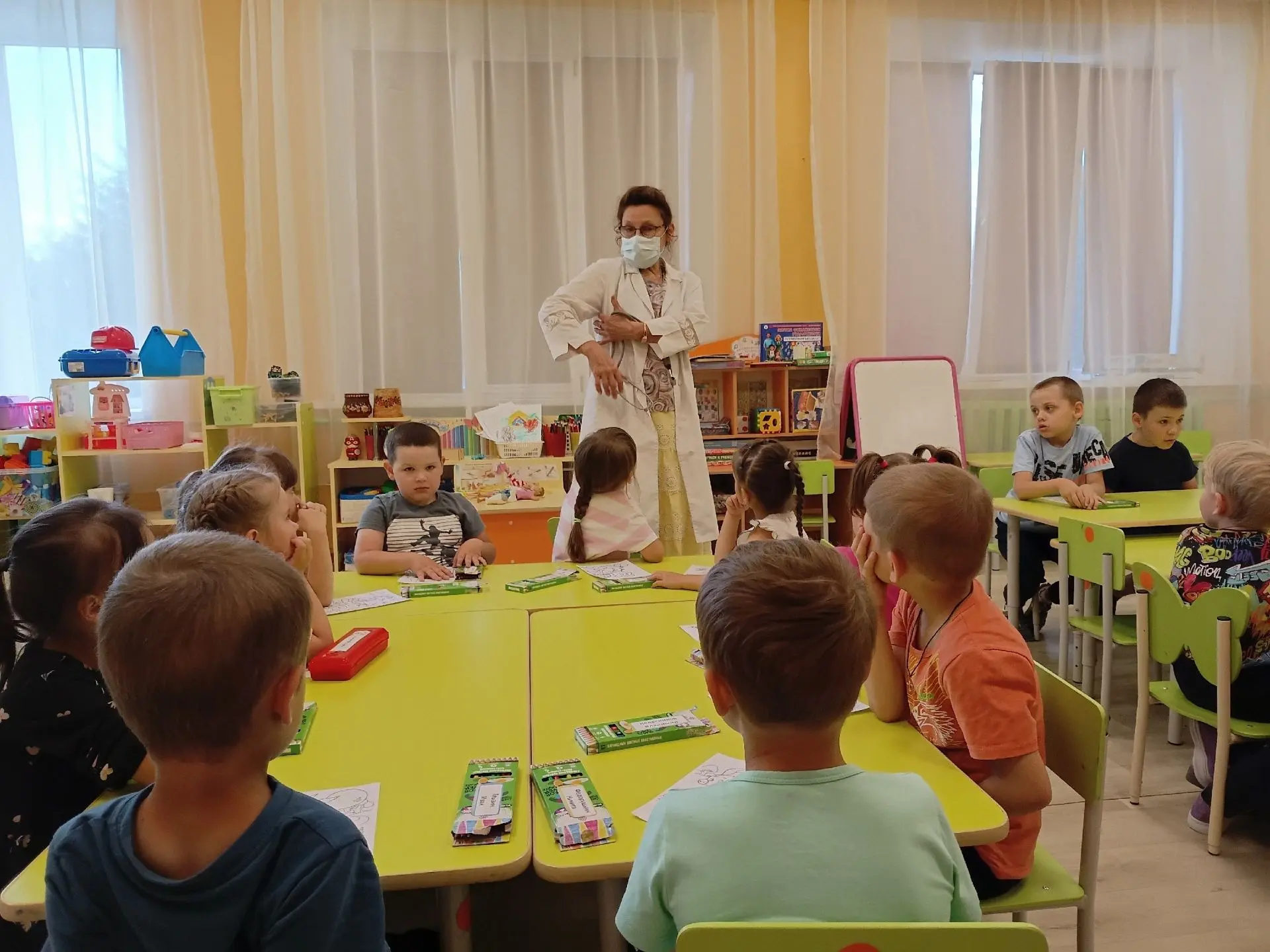 Сегодня в «Капитошках» было особенно интересно: к нам в гости пришёл детский педиатр! Доктор провёл 