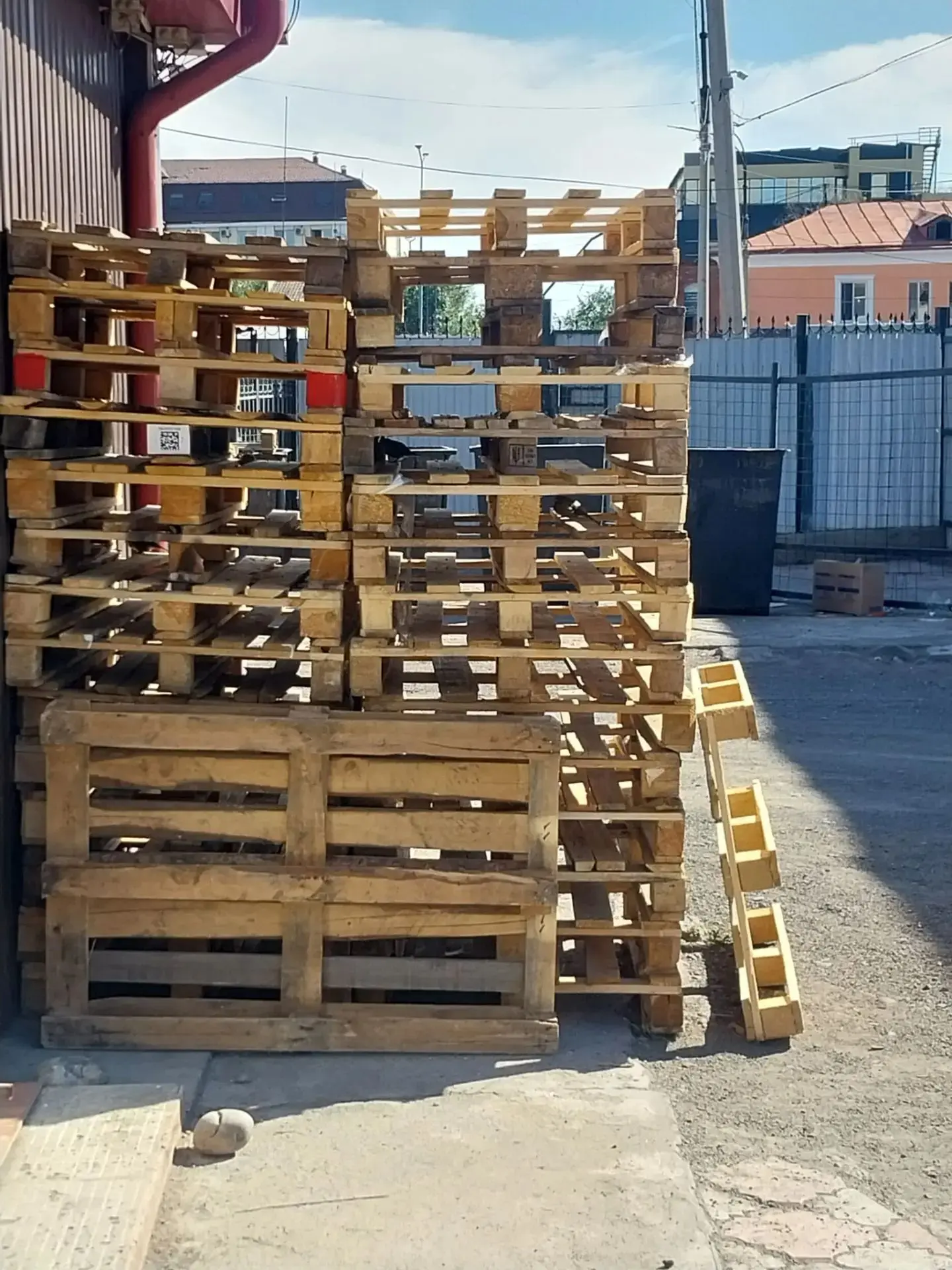 Продам поддоны 1шт - 80руб. самовывоз центр т. 89991242128