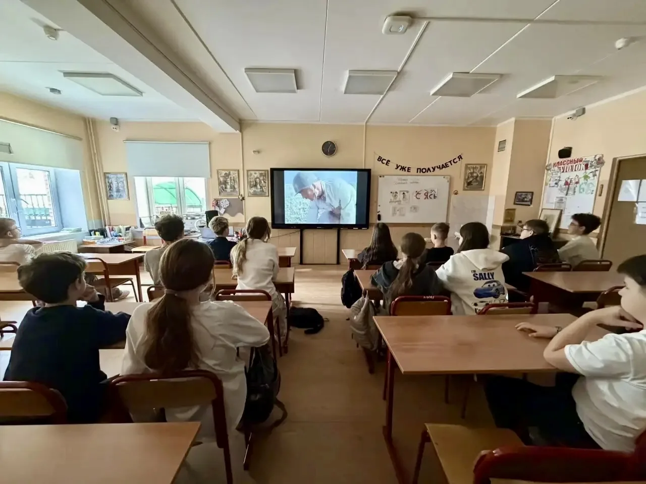 «Московское кино в школе» о важном 🎬  🪖 Наши ребята посмотрели фильм «Они сражались за Родину» в пре