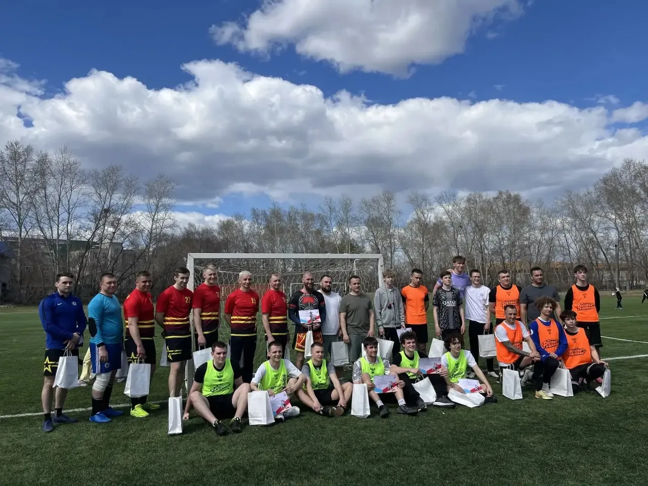 ⚽️ Матч Победы: спорт, единство, память  8 мая на стадионе царила особая атмосфера — в МОУ ЦО «Откры