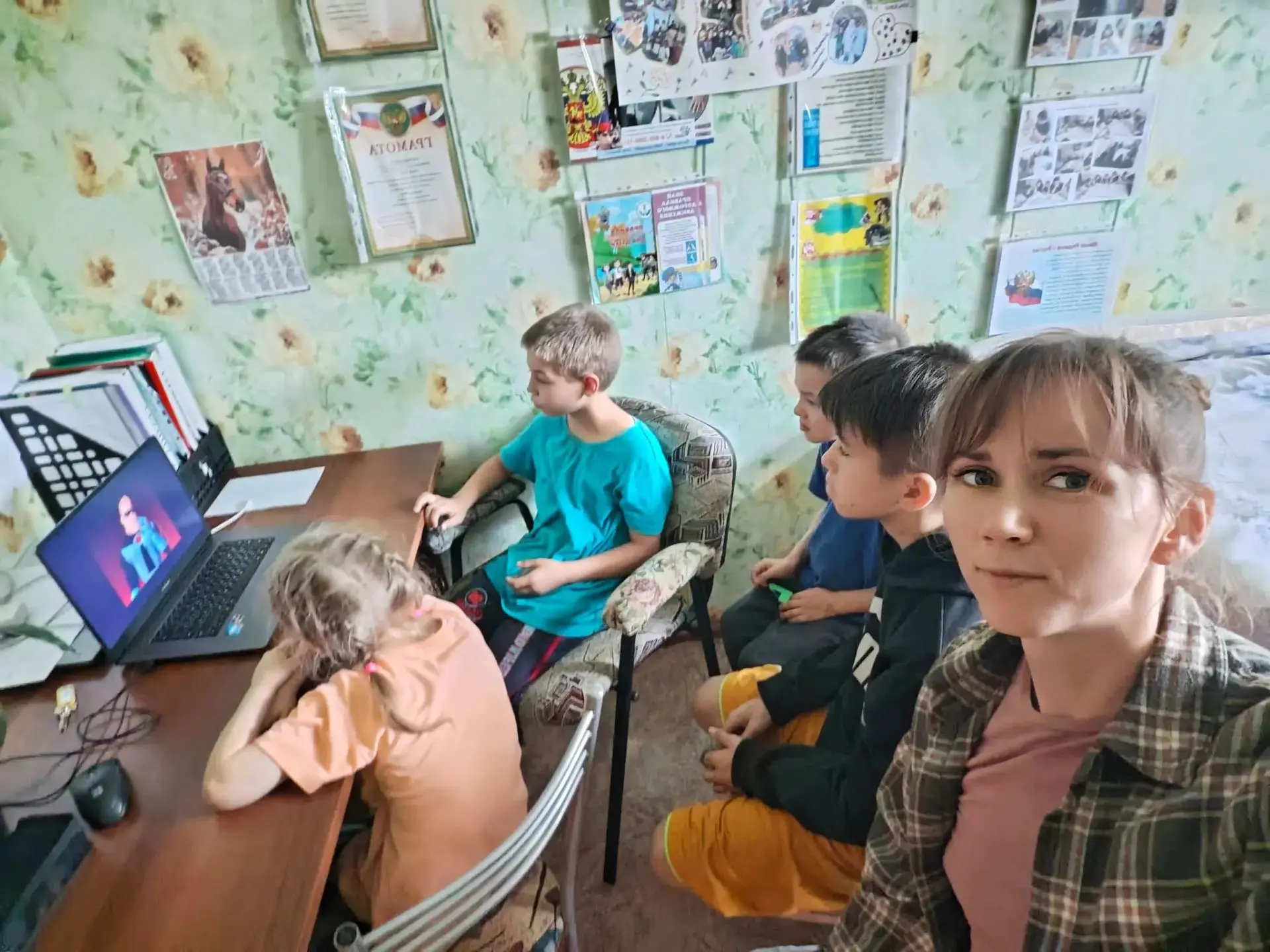 На улице дождь, но это не повод грустить — а шанс замедлиться. ☔️✨

Кто-то из наших ребят устроился 
