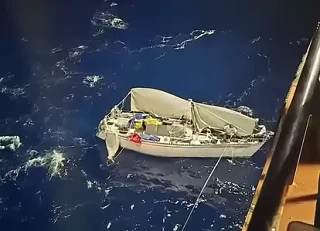 😨Моряка, пропавшего в Тихом океане, нашли живым спустя месяц скитаний 

Калифорниец по имени Кай Са
