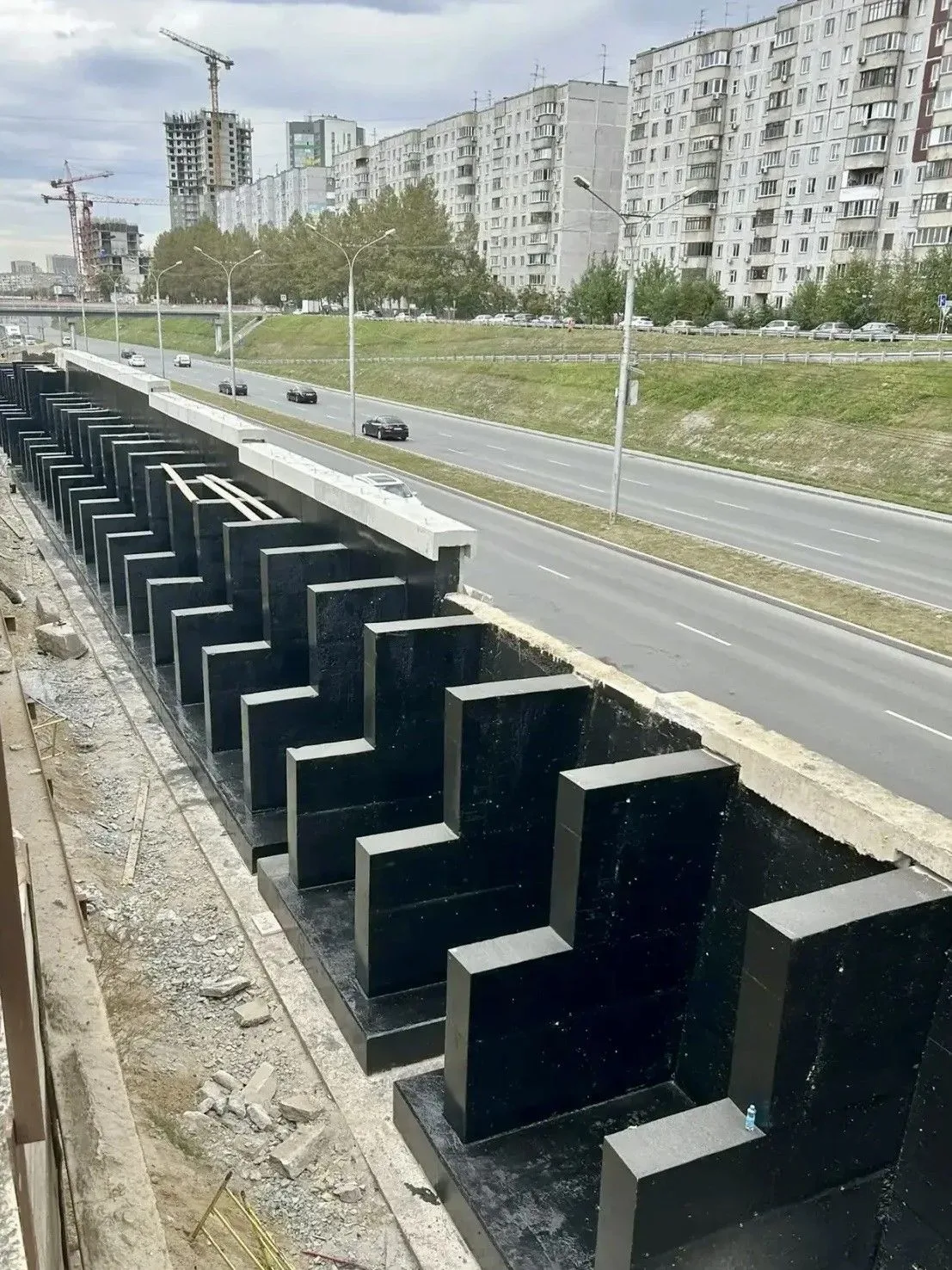 Стену из железобетона возвели на Ипподромской магистрали