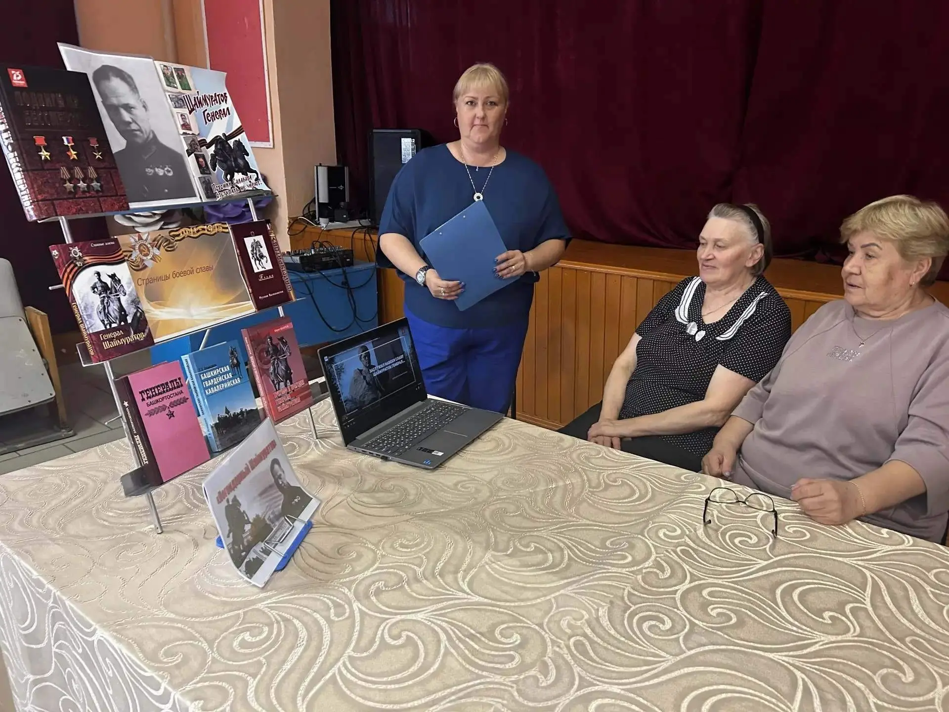 ✨В Изяковском сельском доме культуры библиотекарь провела час истории «Легендарный комд...