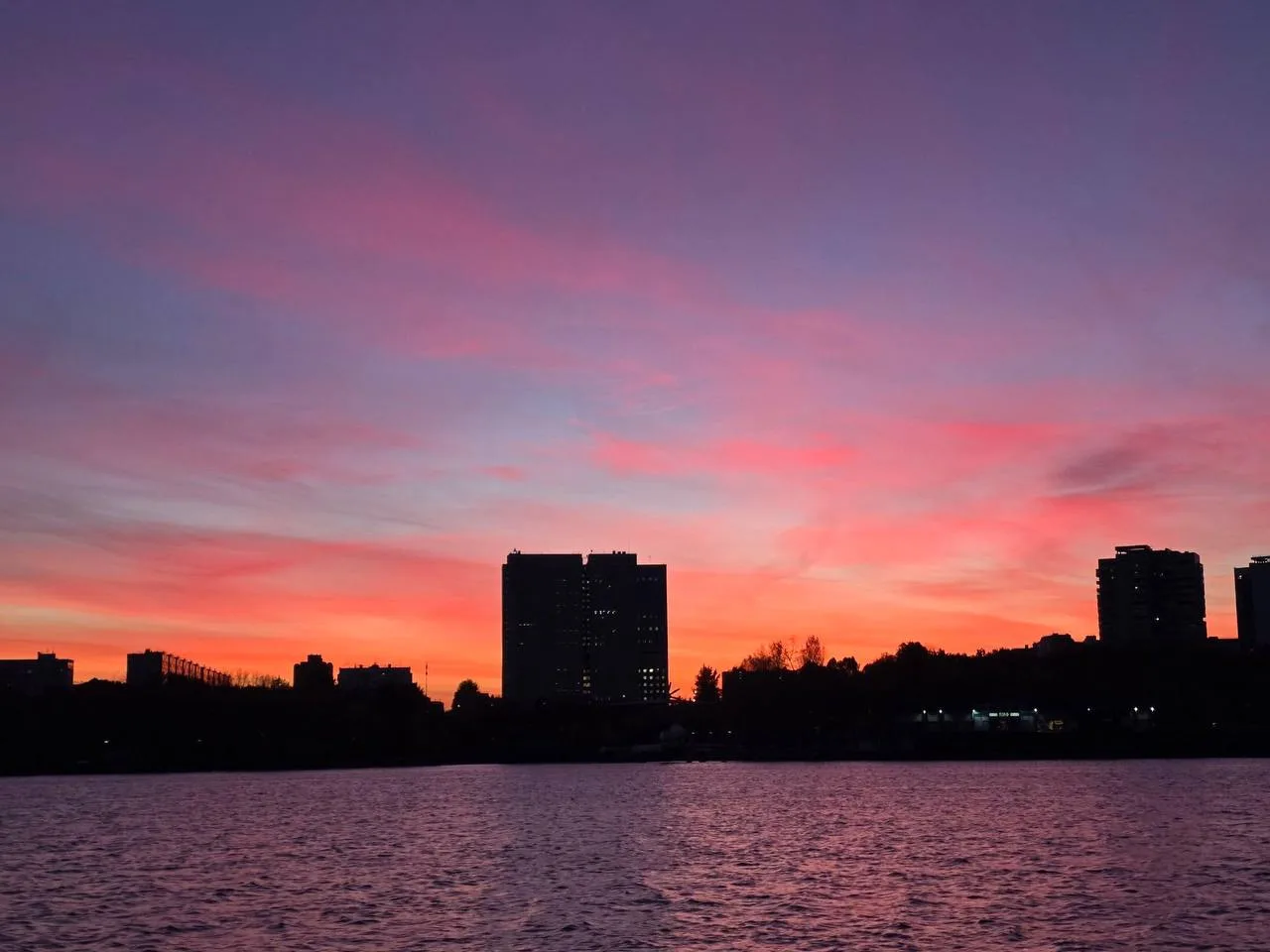 🌇 Первый день октября Москва проводила красивым закатом