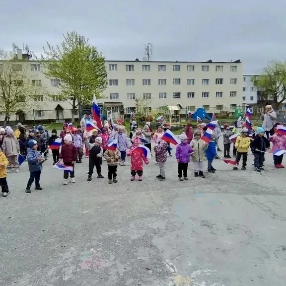 🎉 В нашем детском саду прошло спортивное мероприятие, посвящённое Дню России! 🇷🇺

Ребята с больши