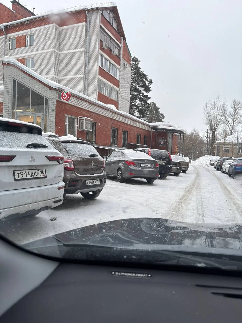 Доброе утро, управляющая пятёрочки попросила убрать машины около зоны выгрузки