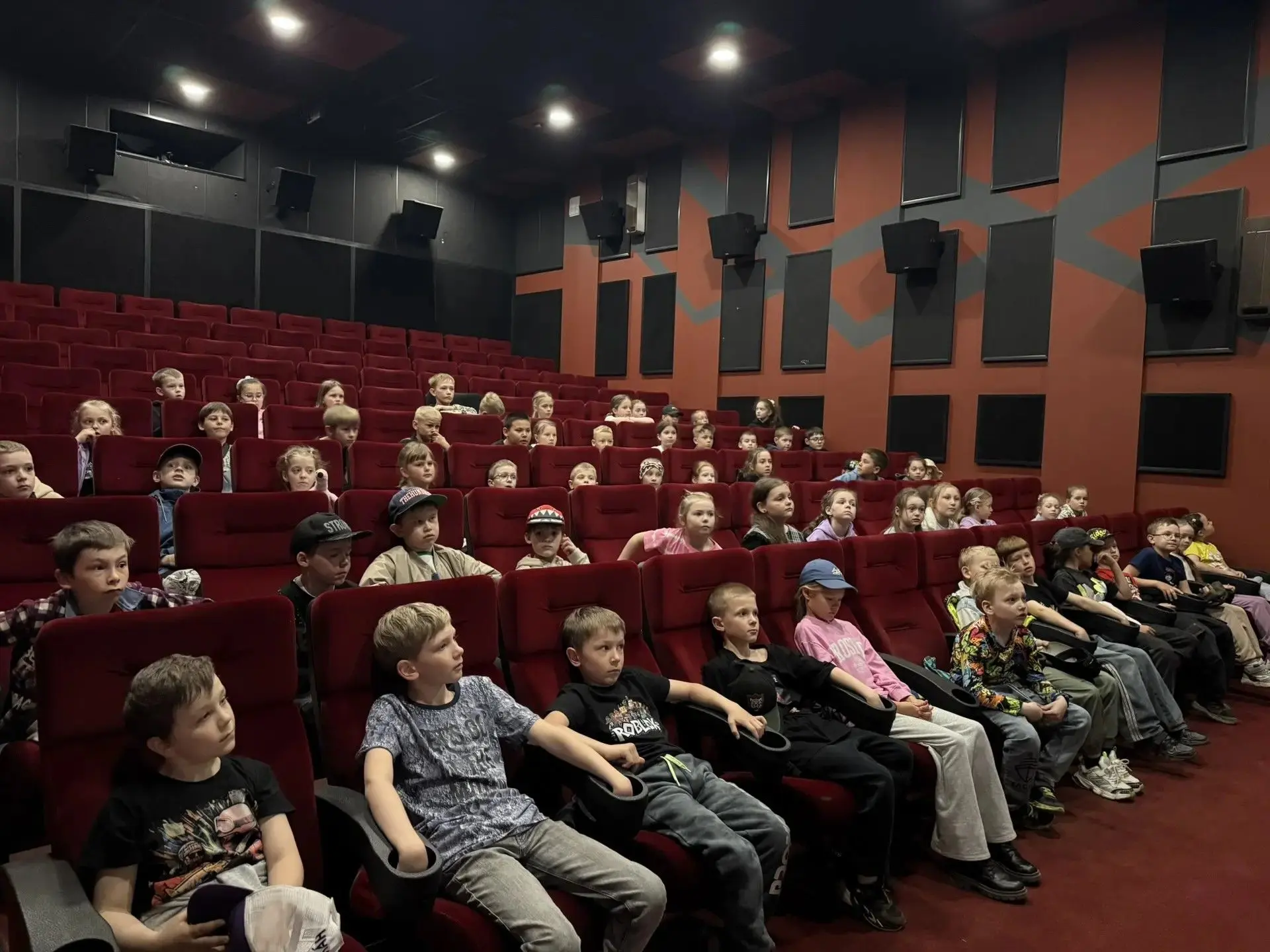 🎬 Культурный досуг в «Лесной сказке»!
Младшие отряды отправились на увлекательное приключение в кин