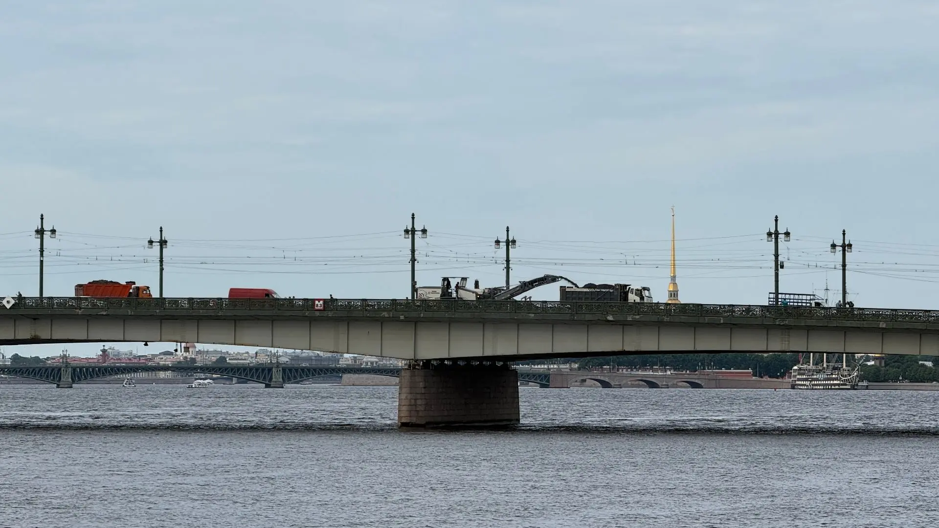 🚧На Литейном мосту стартовал первый этап ремонта

На полосах, прилегающих к трамвайным путям, прист
