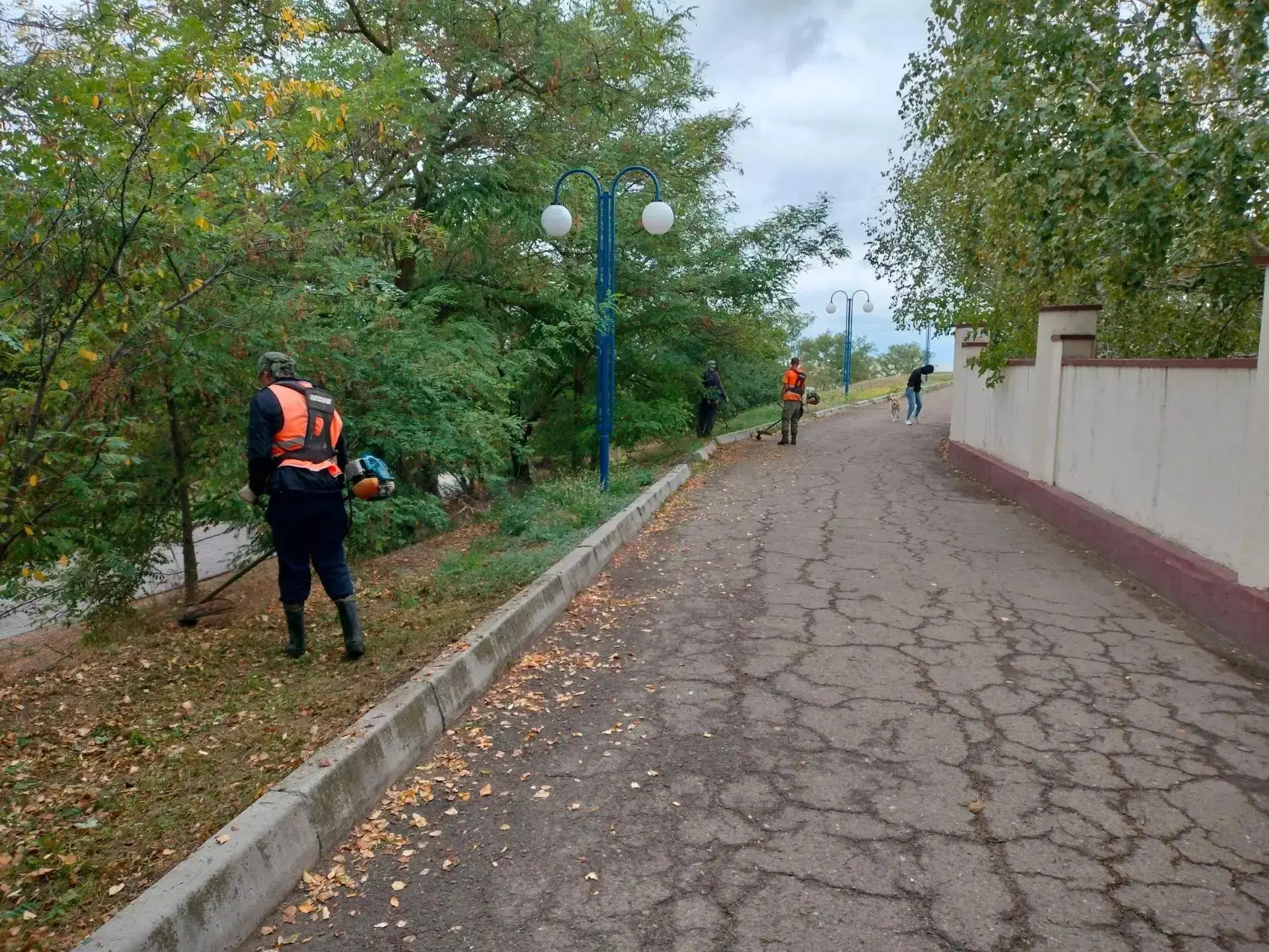 🧹 В Ейске продолжают убирать улицы и набережную