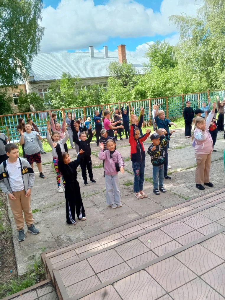 🇷🇺 День России в движении!

Сегодня наш день в пришкольном лагере "Солнышко" 🌞  был посвящён спор