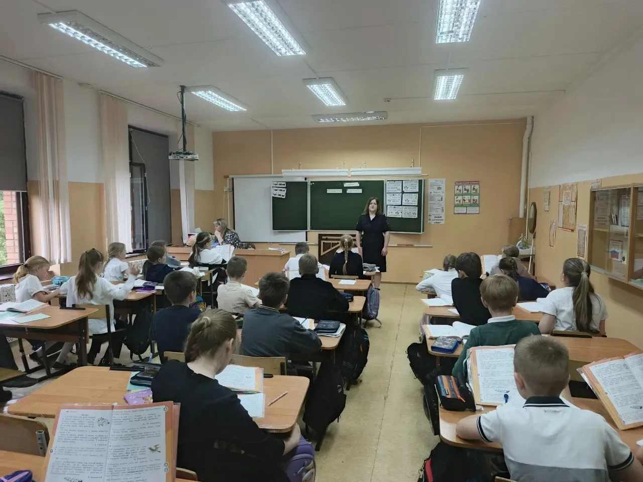 25.05.2026 с учащимися школы провела беседу инспектор по ИАЗ ОГИБДД УМВД по г. Костроме...