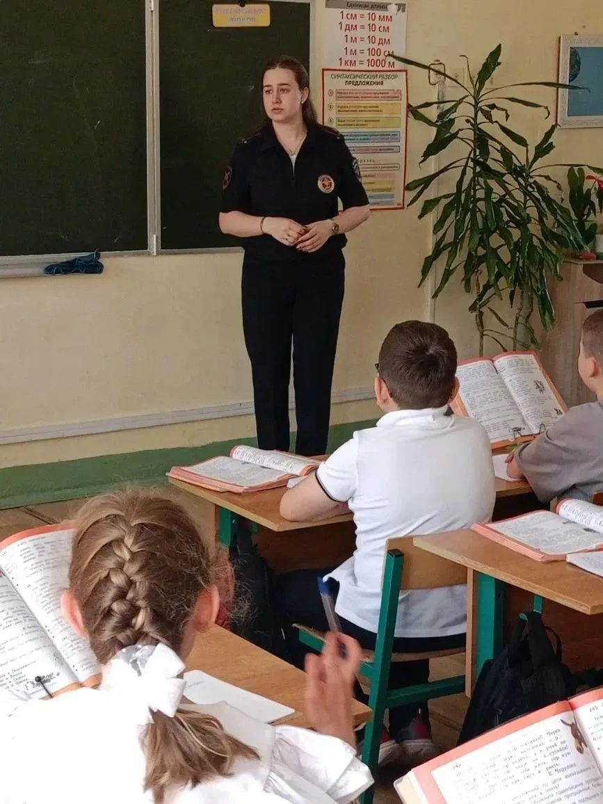 В школе №67 прошла беседа по безопасности дорожного движения с инспектором ГИБДД.   20 мая инспектор