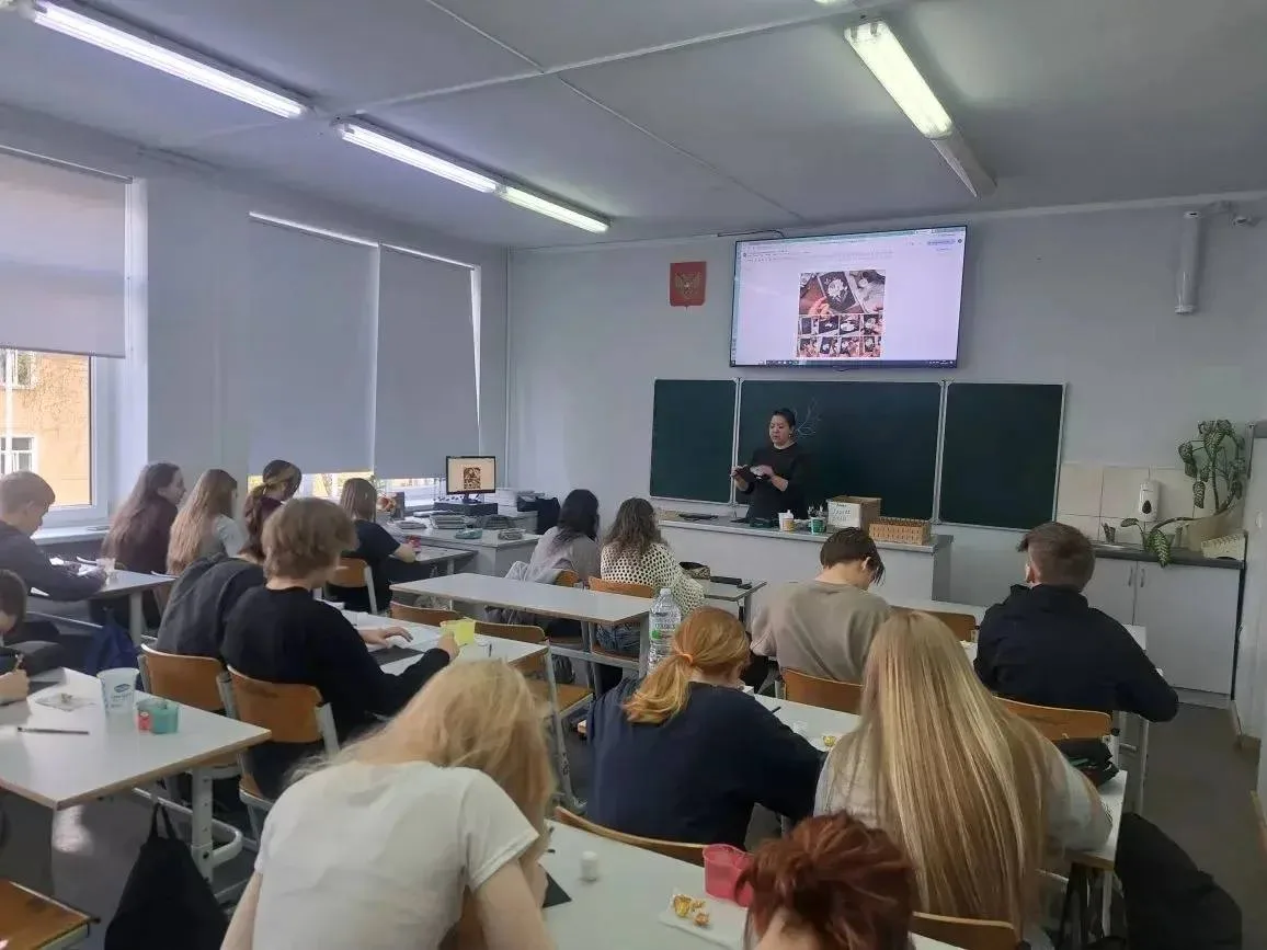 ✨ Давно не рассказывали про Родительский фестиваль!  В 8Г классе прошёл мастер-класс по петербургско