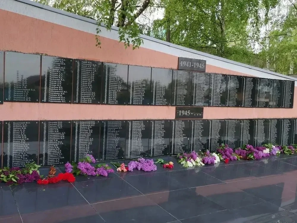 🕊 Память сильнее времени 

Несмотря на летние каникулы, жизнь в нашей школе не останавливается. 
На