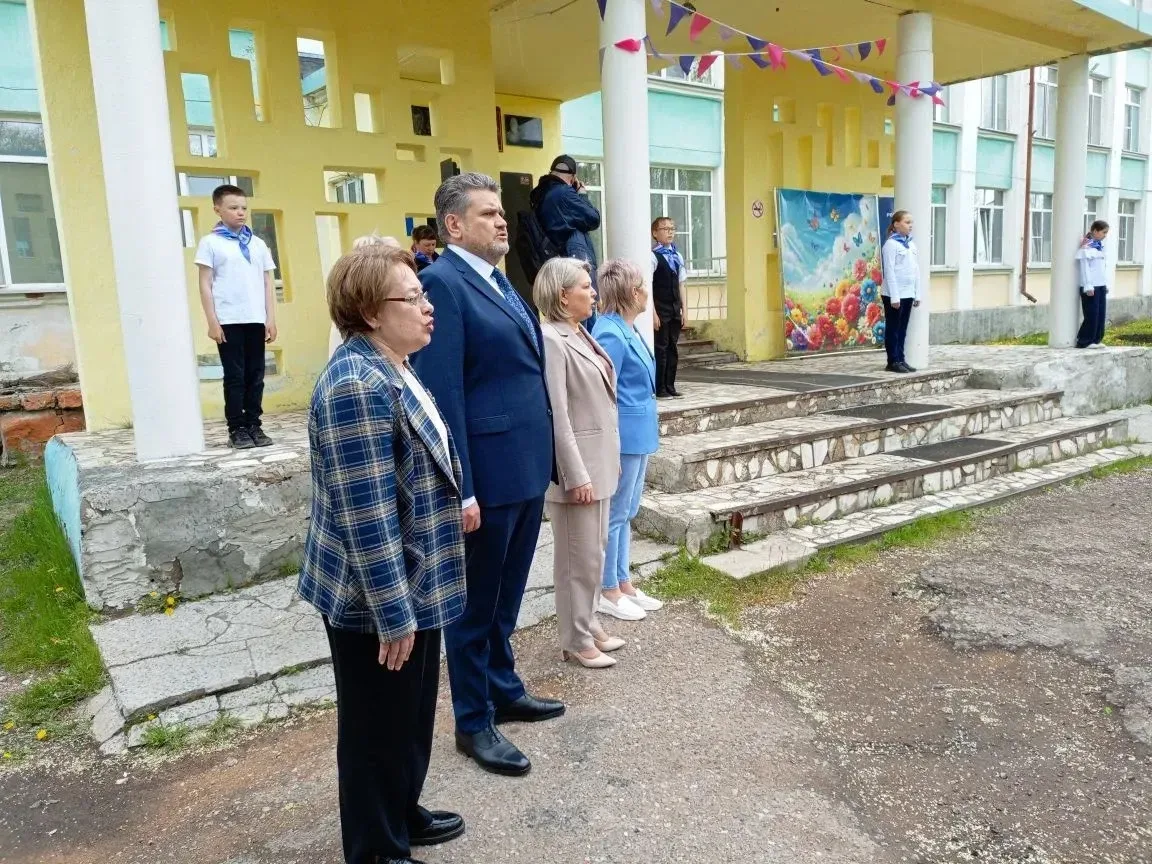 Сегодня в нашей школе с ярким праздничным настроением стартовала работа летнего пришкол...