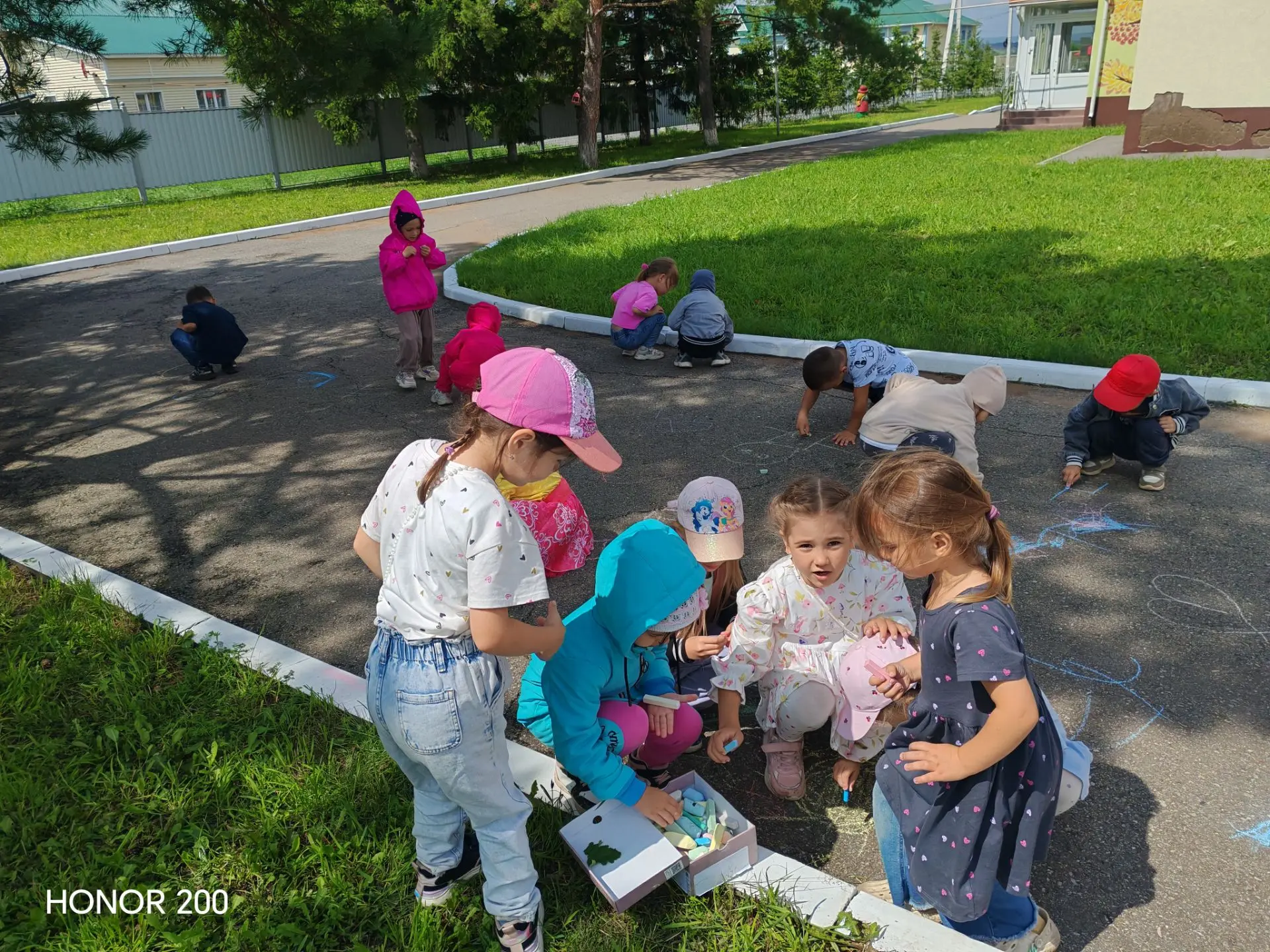 Рисование - это чудесная возможность для полноценного общения с детьми.  Можно использовать различны