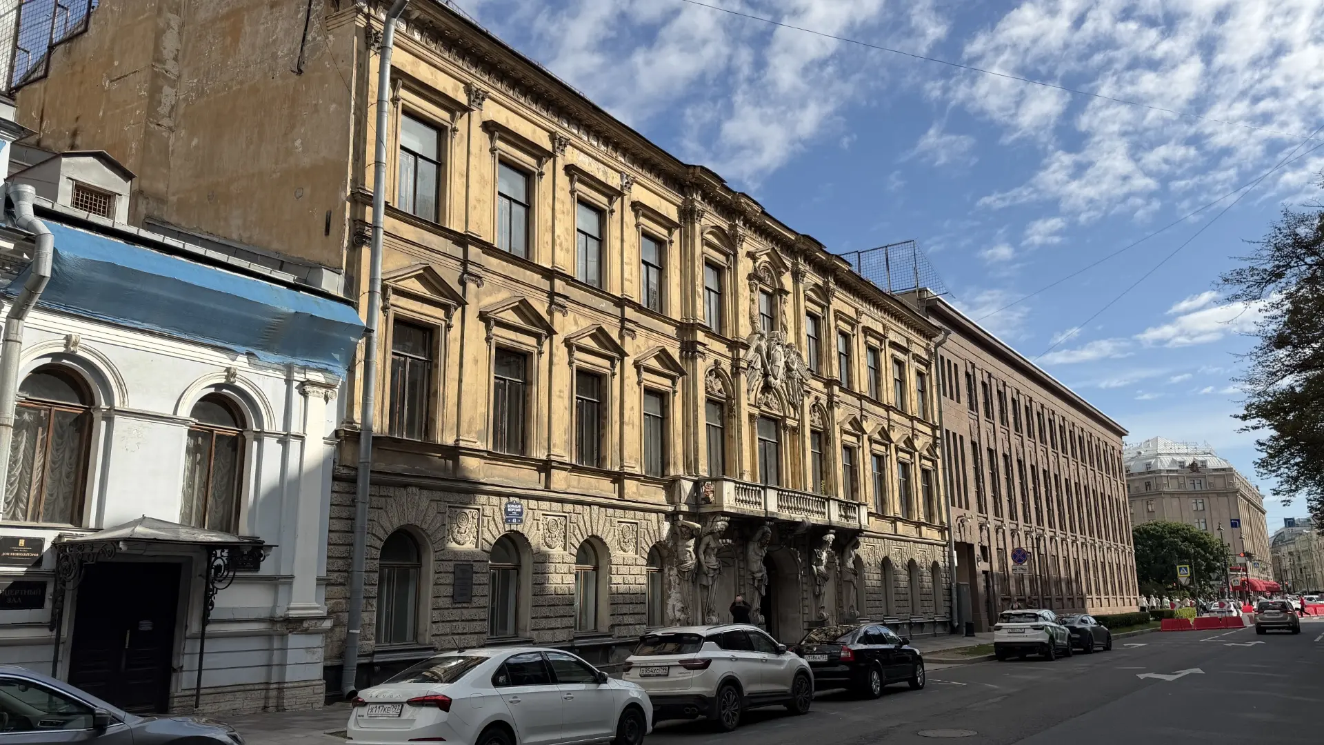 Внутреннее убранство особняка владельца уральских заводов Павла Николаевича Демидова. П...