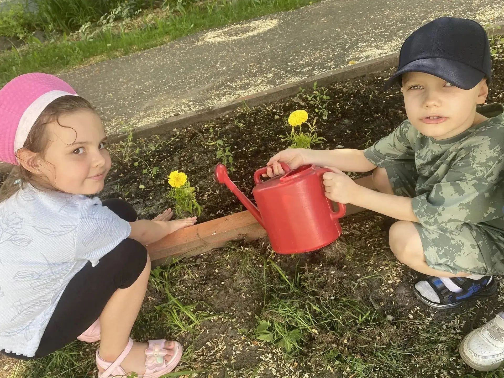 Акция «Цветы России»
🌺 Ребята группы «Грибок» приняли участие в акции «Цветы России». Вместе с восп
