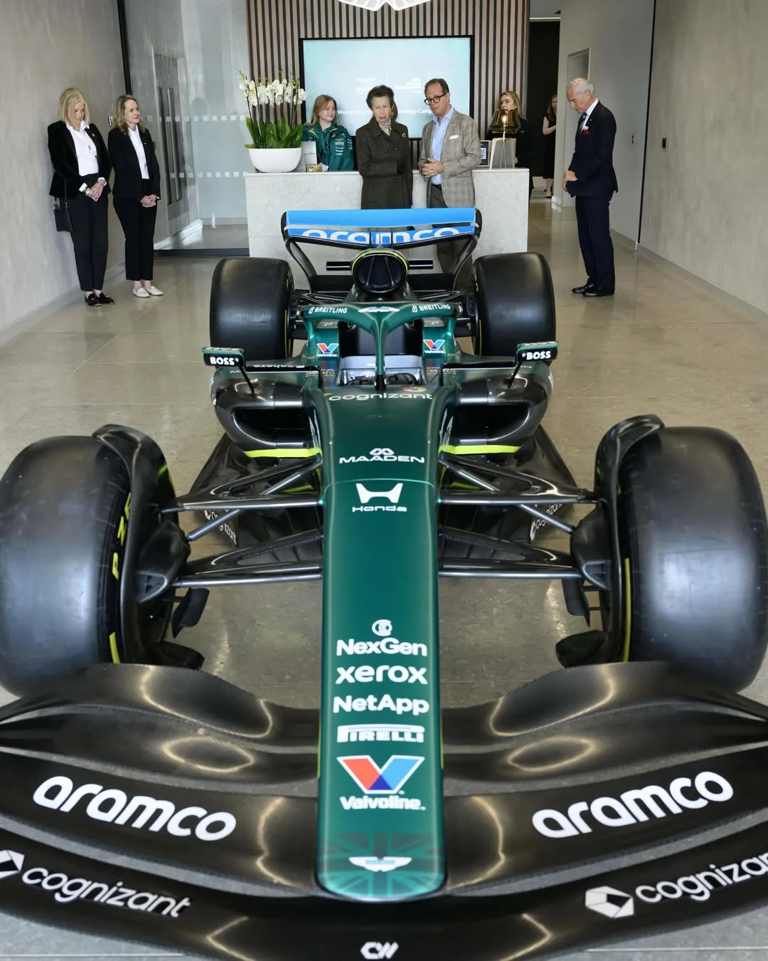 🏎️ 🏁 Королевская принцесса Анна на текущей неделе посетила кампус Aston Martin F1 в Сильверстоуне на