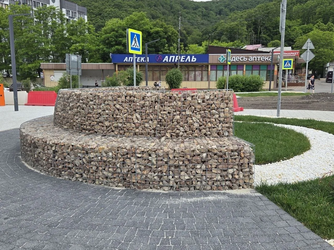 🌳 В Туапсе появился новый сквер — и это тот редкий случай, когда пустырь решил стать красивее.

На 