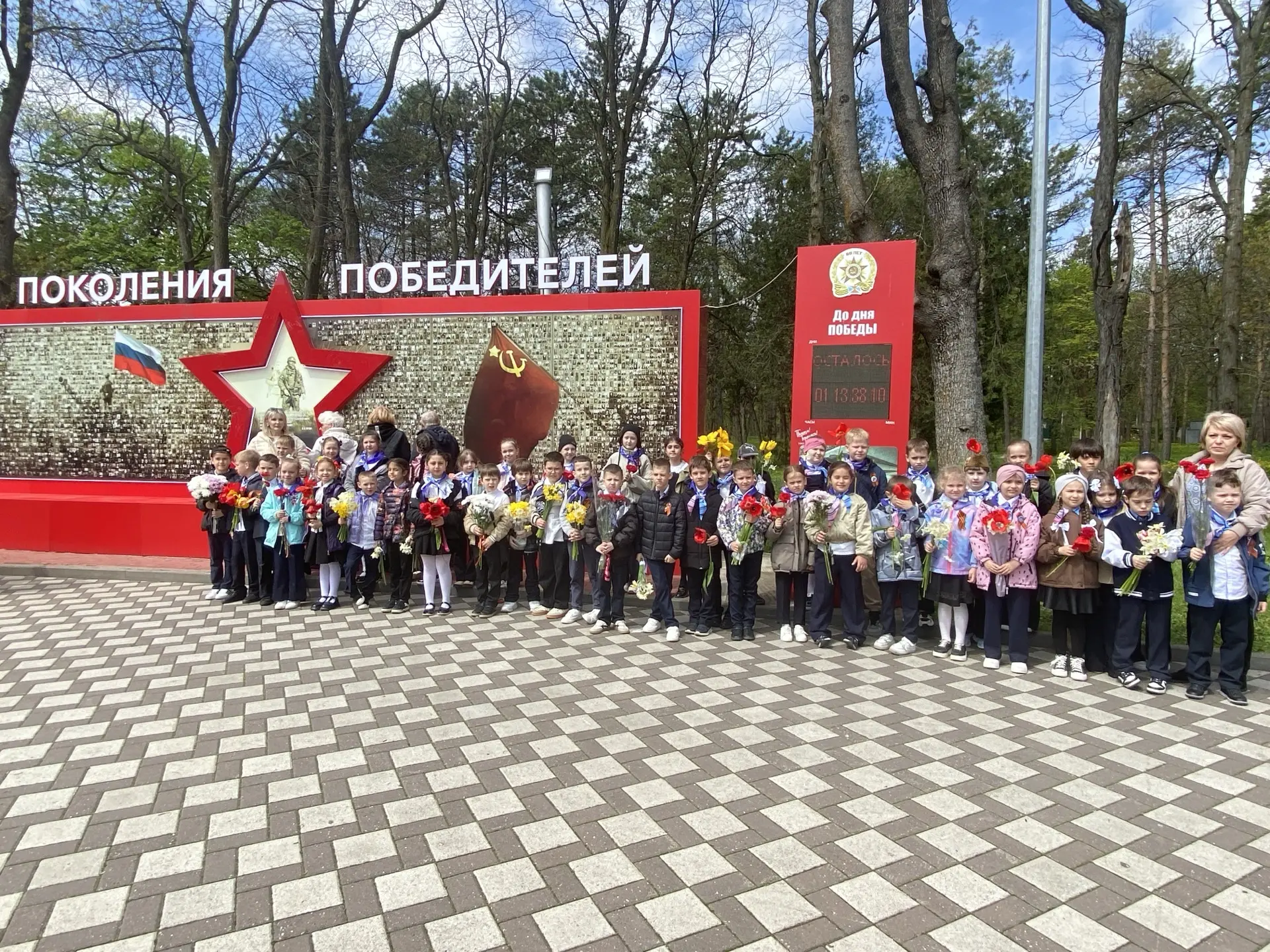 🌅 Утро Победы: вместе вспоминаем героев! Сегодня обучающиеся МБОУ СОШ 8 и активисты «Орлят России» п