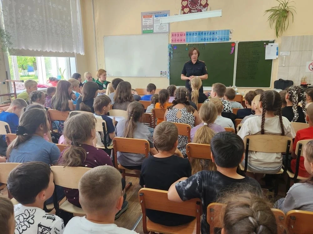 👮‍♂️ Сегодня в нашем лагере прошли важные и полезные встречи!

К ребятам приехали гости: инспектор 