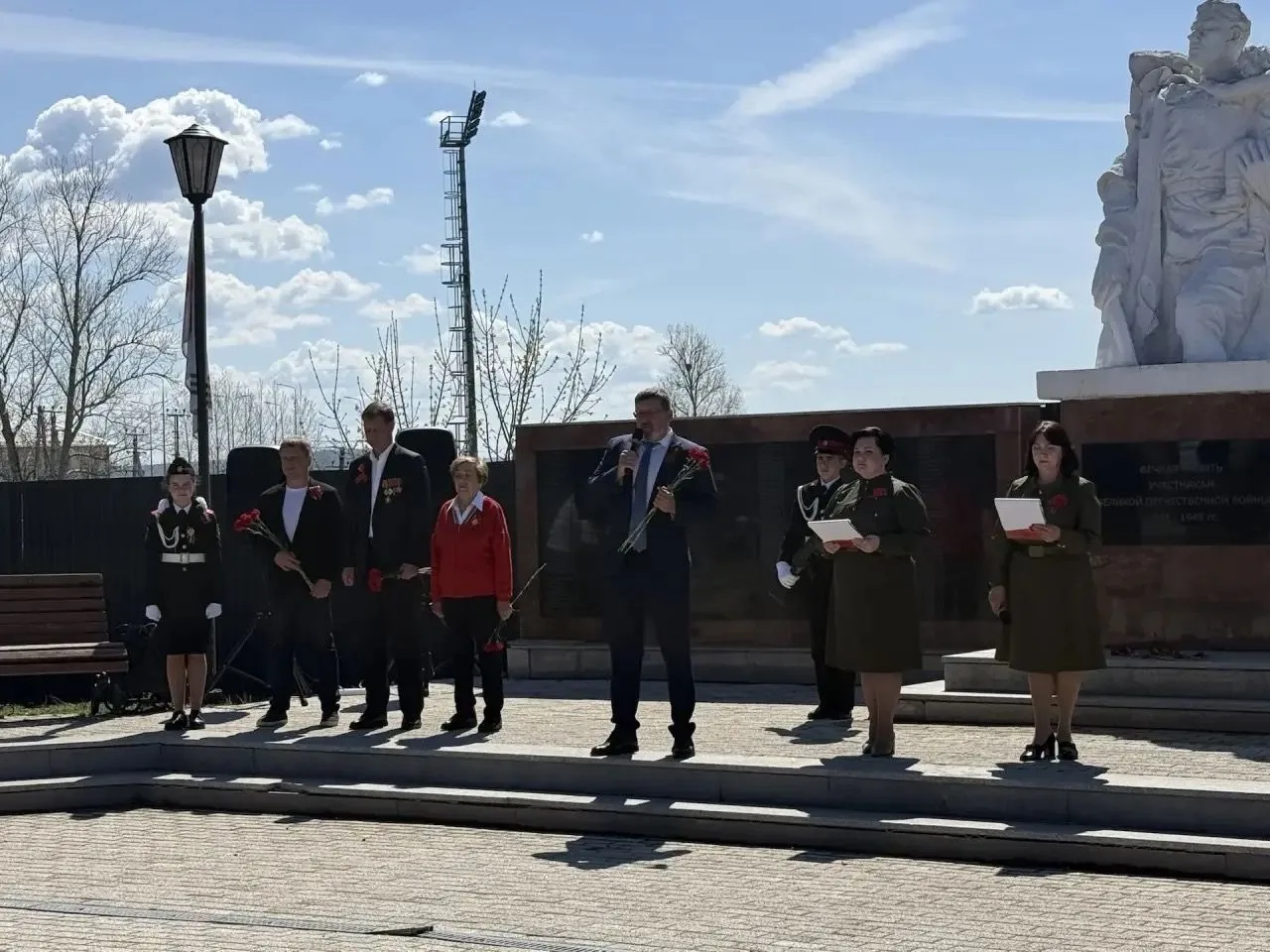 Обучающиеся нашей школы приняли участие в торжественном митинге в селе Урик. Кульминацией мероприяти