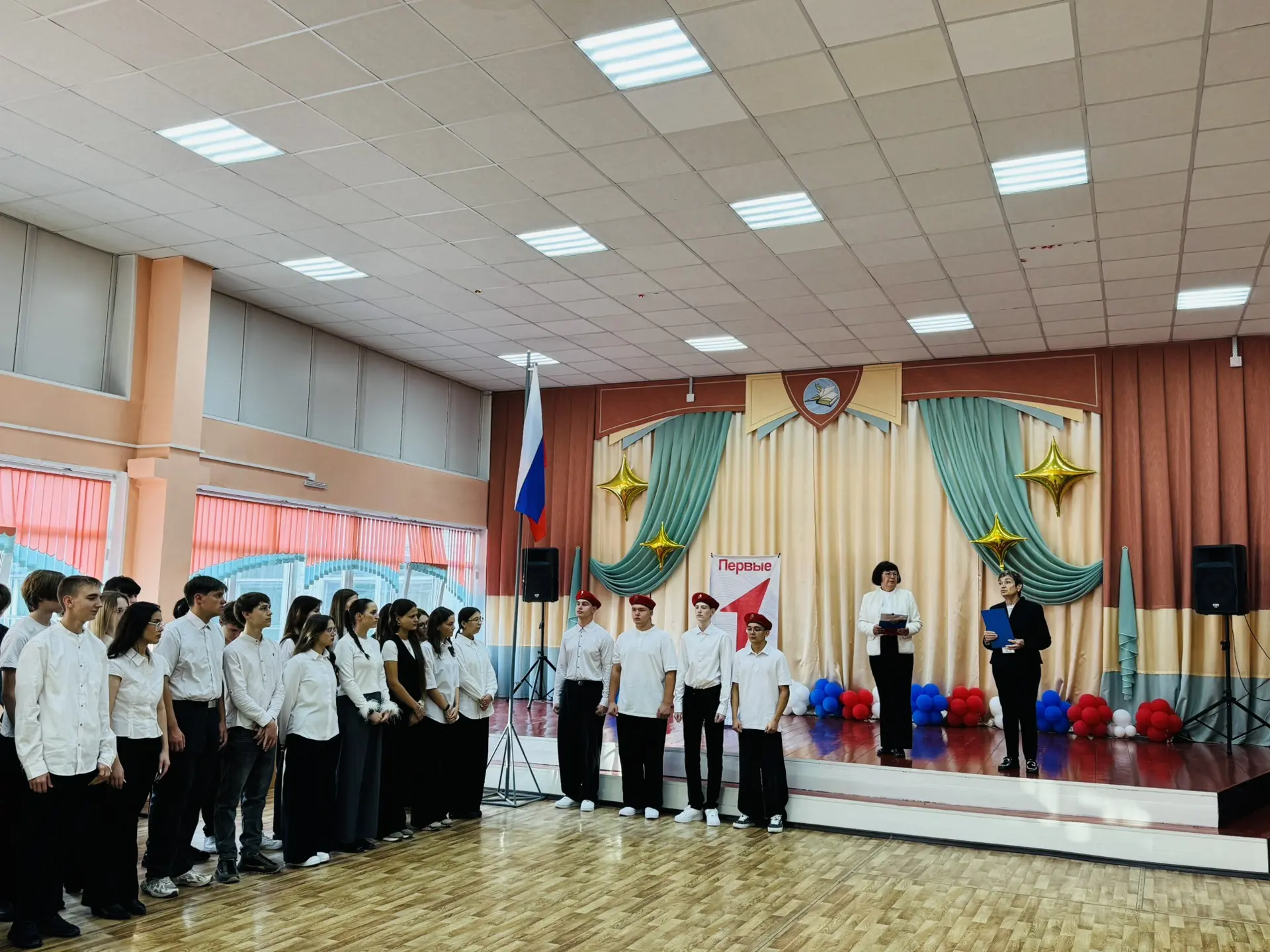 Новая учебная неделя в школе № 28 началась с торжественной линейки! 🇷🇺