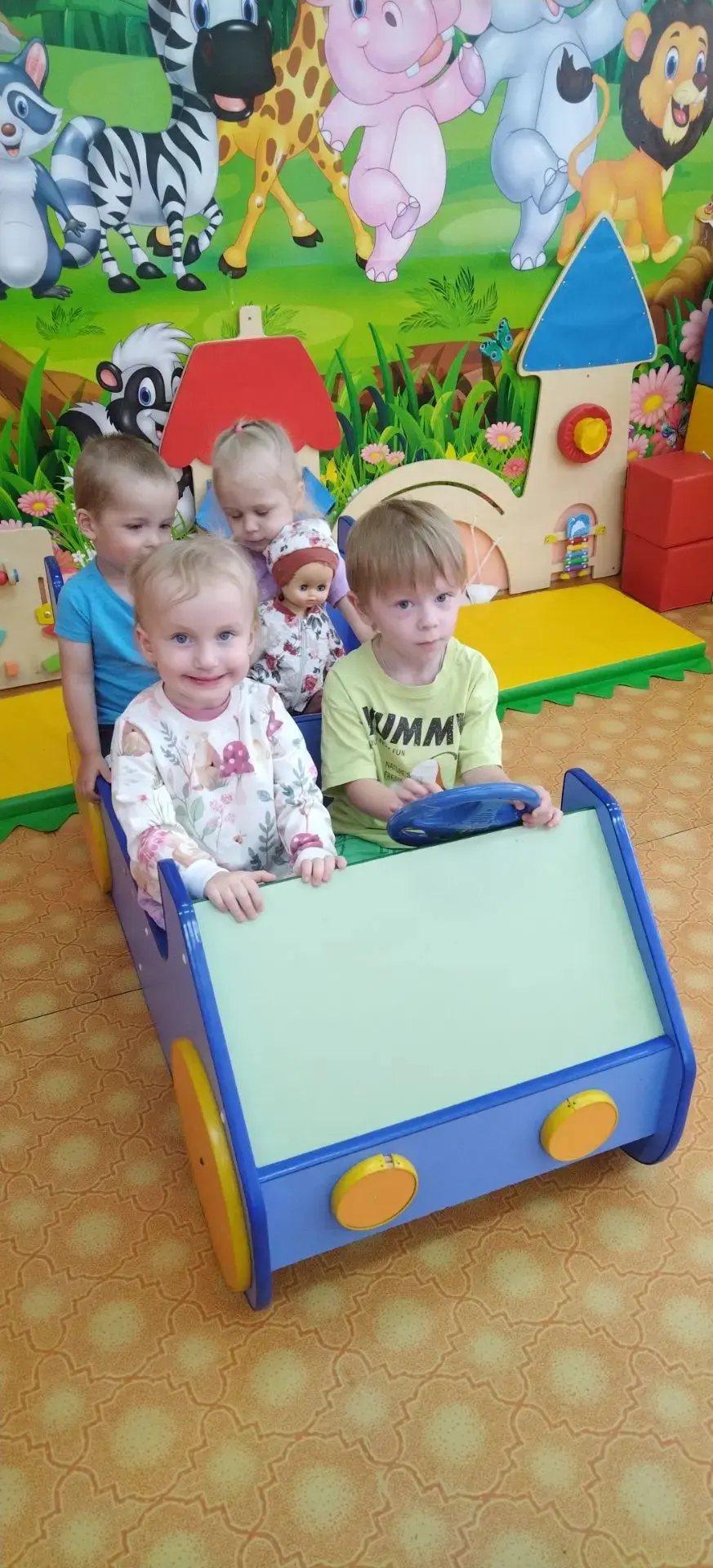 Навыки безопасного поведения на дорогах важно .  прививать малышам уже с 2-3 лет. Главная  задача ро