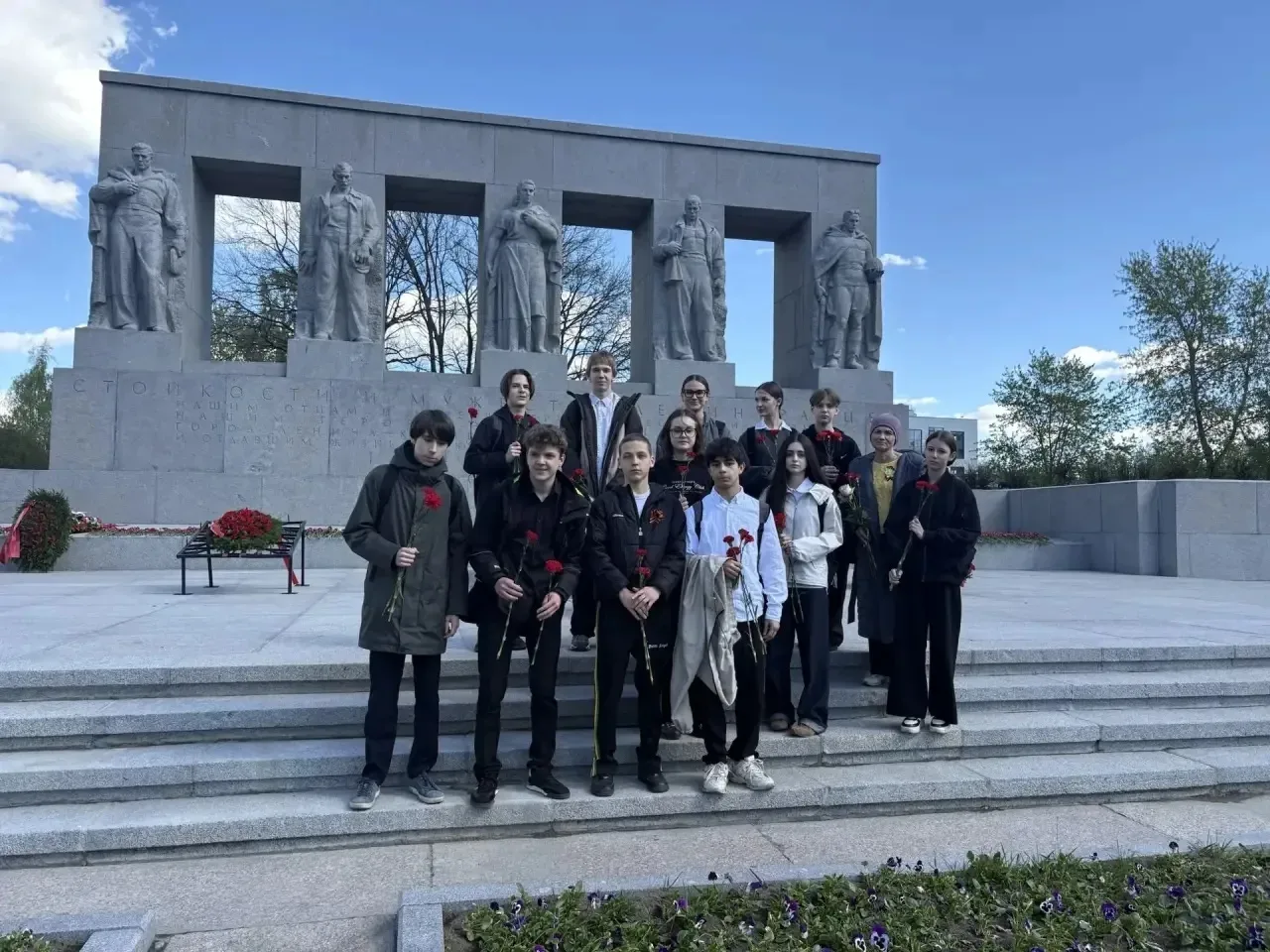 🕊️ Память, которую храним в сердце 🕊️❤️   В честь 81‑й годовщины Победы обучающиеся 8 «Б» класса вме